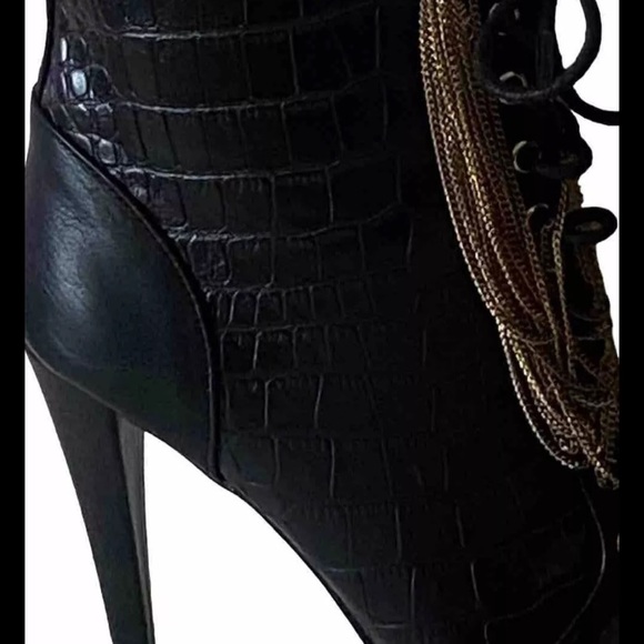 Shoedazzle “Keep Me High” US 7 Black w/Gold Chains Booties Stile Faux Leather - Picture 15 of 15